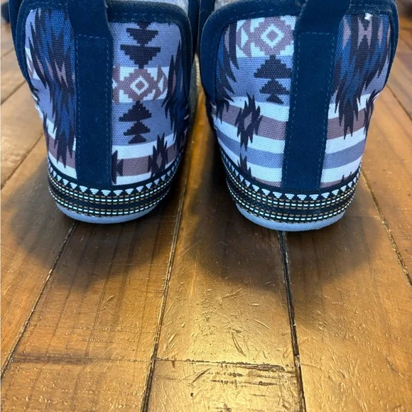 Ariat blue slippers bootie slipper small 6.5-7 new with box! - Picture 4 of 7